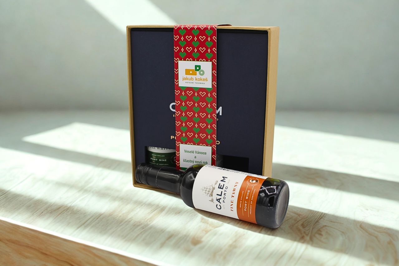 Dárkový set Cálem Port For Two se skleněnými láhvemi o objemu 0,2 l opatřený papírovou manžetou